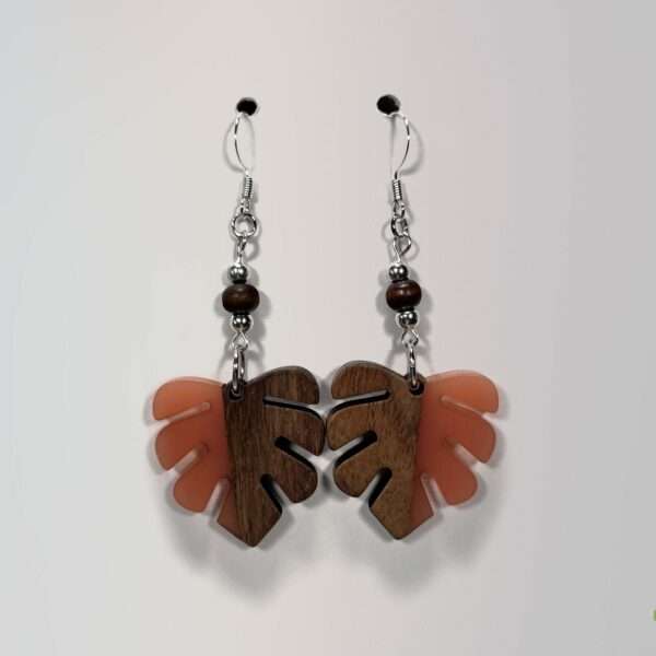 Boucles d'oreilles en bois et corail avec motif Monstera, faites main, collection Les Florales de La Marqueuze.