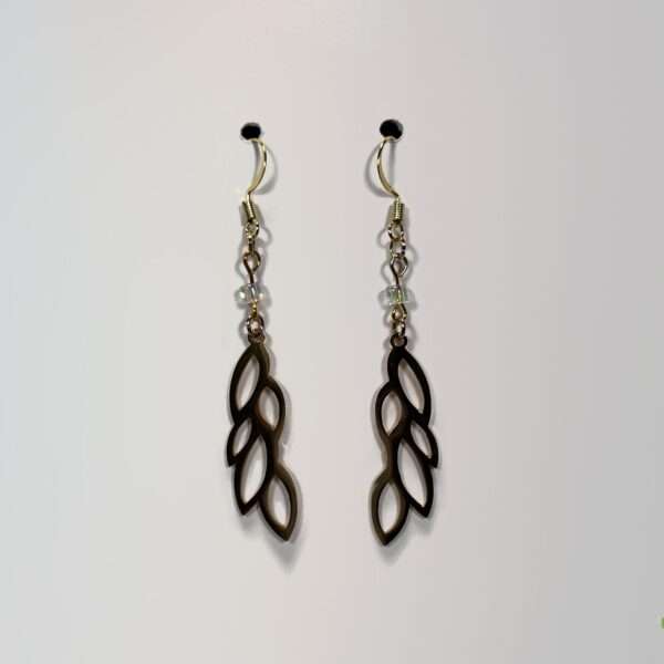 Boucles d'oreilles longues avec motif feuillage, style naturel et sophistiqué, collection Les Florales de La Marqueuze.