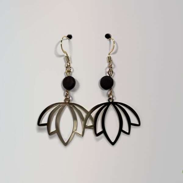 Boucles d'oreilles lotus en bois, simplicité rustique et chic, collection Les Florales de La Marqueuze.