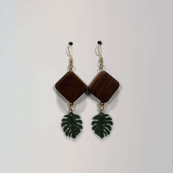 Boucles d'oreilles Monstera en bois recyclé, design naturel et durable, collection Les Florales de La Marqueuze.