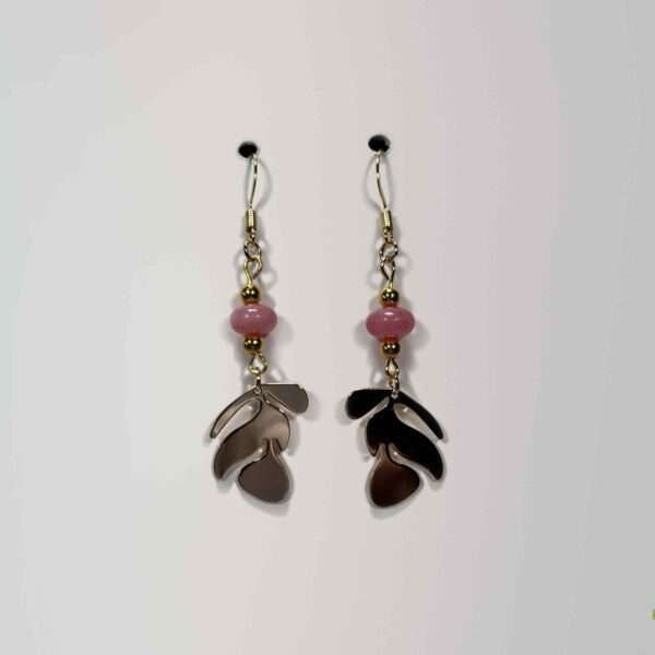 Boucles d'oreilles élégantes en or et perle avec touches de rose, collection Les Florales de La Marqueuze.