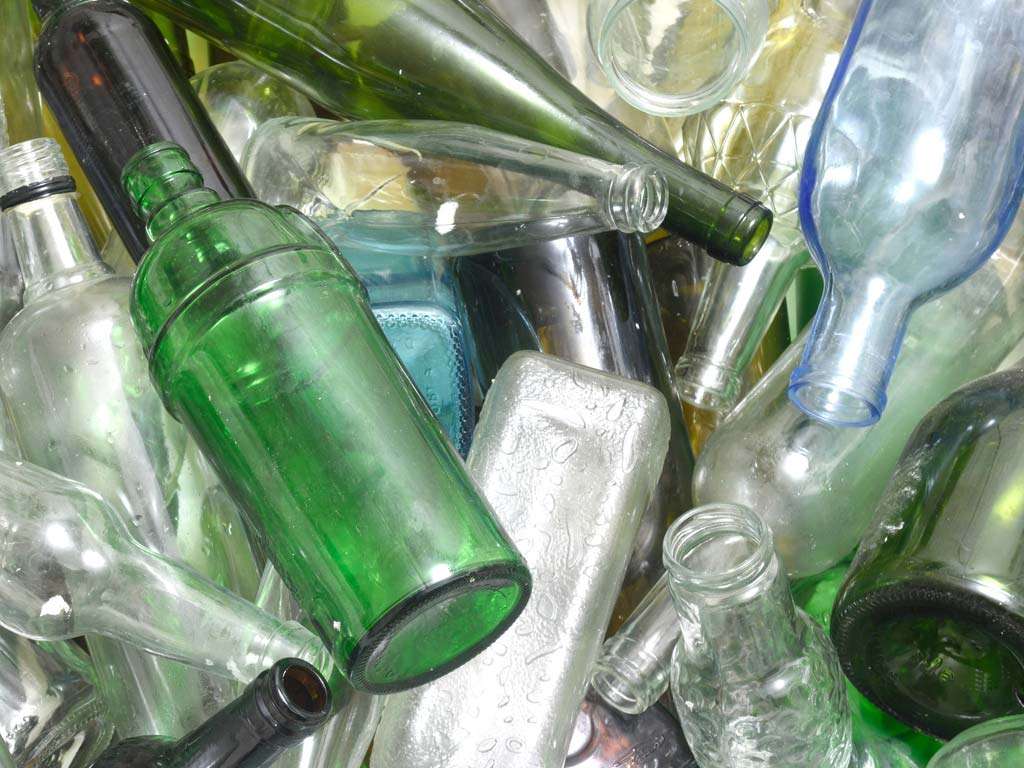 Bouteilles en verre prêtes à être recyclées. Pour Représenter les possibilités du recyclage du verre.