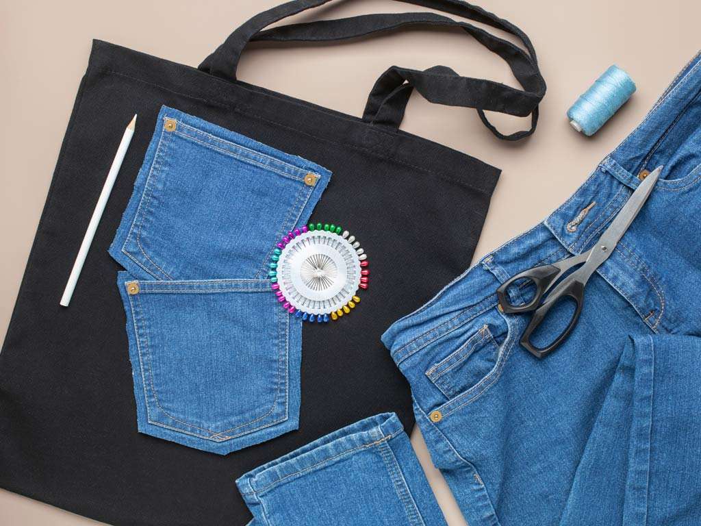 Vieux vêtements et jeans transformés en sac à commission pour illustrer les possibilitiés de l'upcycling