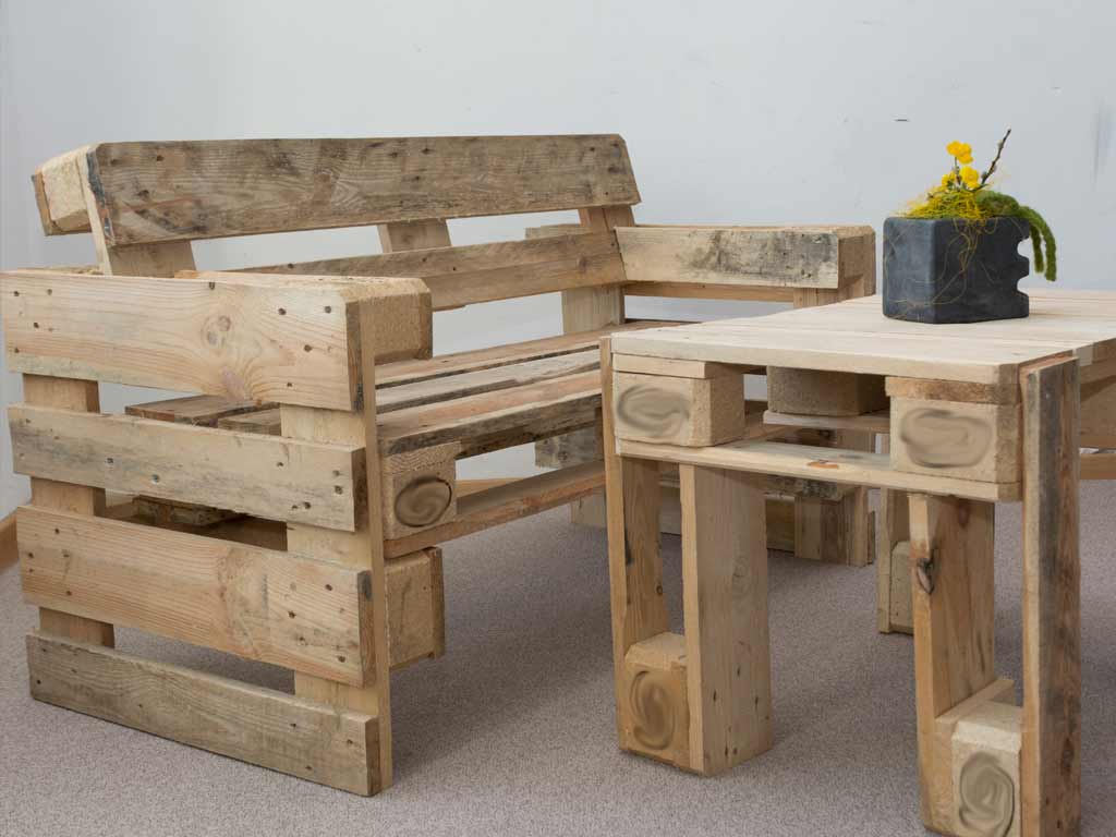 Table de salon et causeuse réalisée en palettes recyclées qui illustre un exenple des possibilités de l'Upcycling