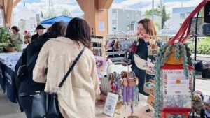 La Marqueuse et son kiosque d'accessoires upcyclés au marché puclic de la Vallée de l'Or de Val-d'Or